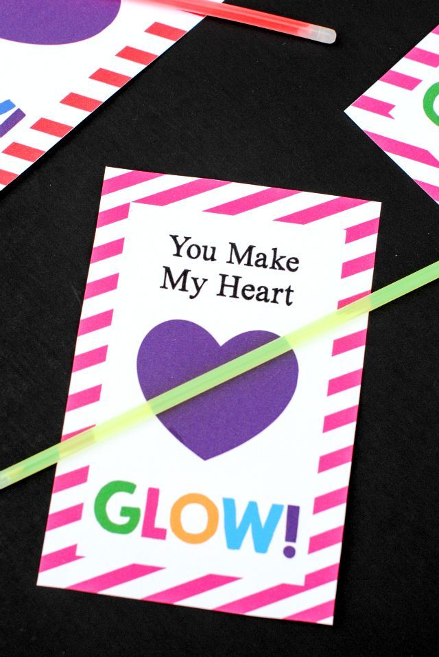 You Make My Heart Glow-Valentine's Idea and Printable Just print this cute tag and add a glow stick for a fun and easy Valentine for kids. #valentinesday #printablevalentines Valentines Day Food, Homemade Valentines, Valentine Day Crafts, Valentines For Kids, Vday, Valentine Ideas, Valentine Messages, Crazy Little Projects, Happy Hearts Day