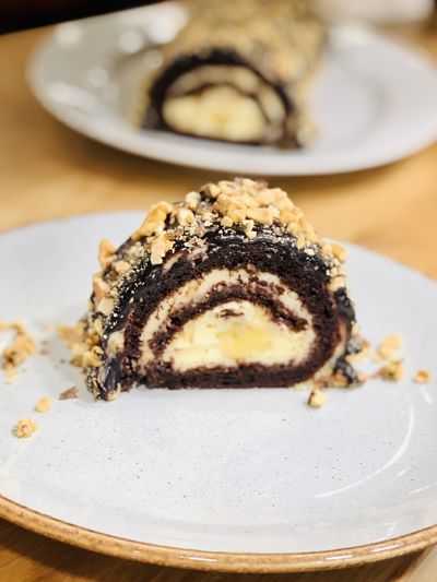 Ruladă de ciocolată cu banane, cremă de vanilie și glazură de ciocolată cu nuci coapte – Chef Nicolaie Tomescu Chef, Snickers, Something Sweet, Doughnut, Caramel, Bacon, Brownie, Deserts, Muffin