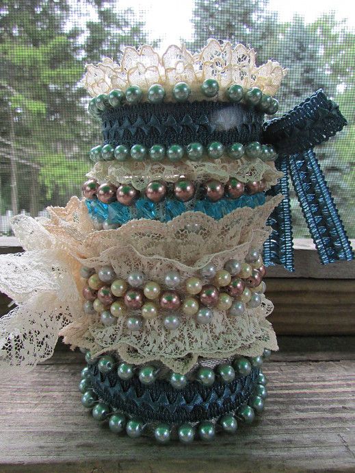 This is, hands down, one of my favorite cuff bracelet tutorials. Made of lace, fabric scraps, and beads. They are fun, pretty and easy to make. Denim Jewelry, Lace Jewelry, Textile Jewelry, Fabric Jewelry, Indian Jewelry, Jewellery, Fabric Cuff Bracelet, Lace Bracelet, Cuff Bracelets