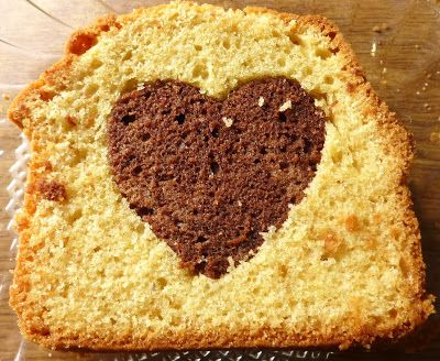 Bak twee cakes, een chocola vanille, haal uit de plakjes cake een hartje met een uitsteekvormpje, doe het chocolade hartje in het vanille cakeje en andersom en je krijgt dit resultaat.. Mothersday Cake, Apt2b, Rice Krispie Treat, Best Mom, Yummy Cakes, Amazing Cakes, Cornbread, Tiramisu, Mothers Day