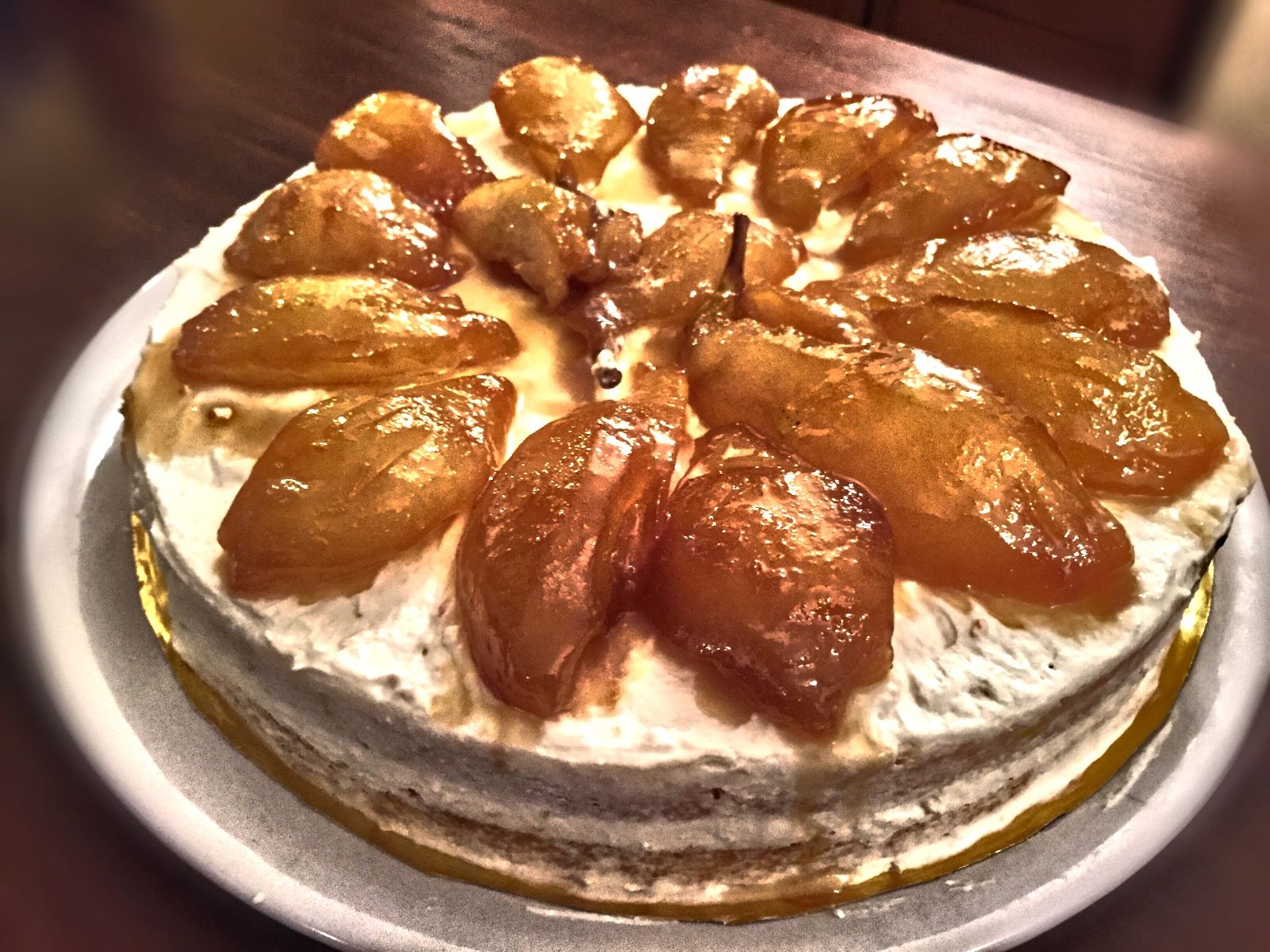 Torta alla panna con pan di spagna integrale e pere al