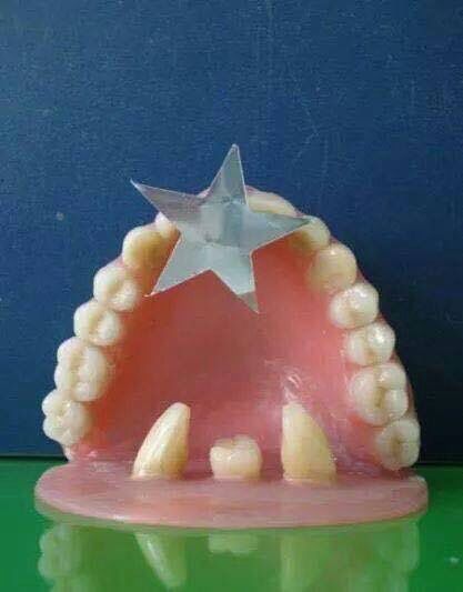 Feliz Navidad Nuestros Mejores Deseos Para Aquellos Que Tienen Dientes O Protesis O Incluso Solo En Laboratorio Dental Consultorio Dental Chistes De Navidad
