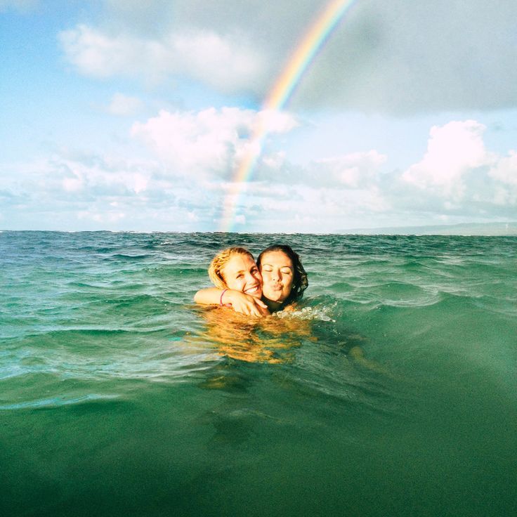 So what is it really like to go to school in Hawaii. Are classes really on the beach and do people actually major in surfing?? Well—if you are into things like Marine Biology, which is a very popular choice here, then yes sometimes class really can be at the beach! We do have surf clubs and excursions but for actually studying you’ll have to stick to the basics ;) Hawaii Pictures, Beach Pictures, Hawaii Pics, Surfing In Hawaii, Hawaii Hawaii, Moving To Hawaii, Hawaii Travel, Beach Aesthetic, Travel Aesthetic
