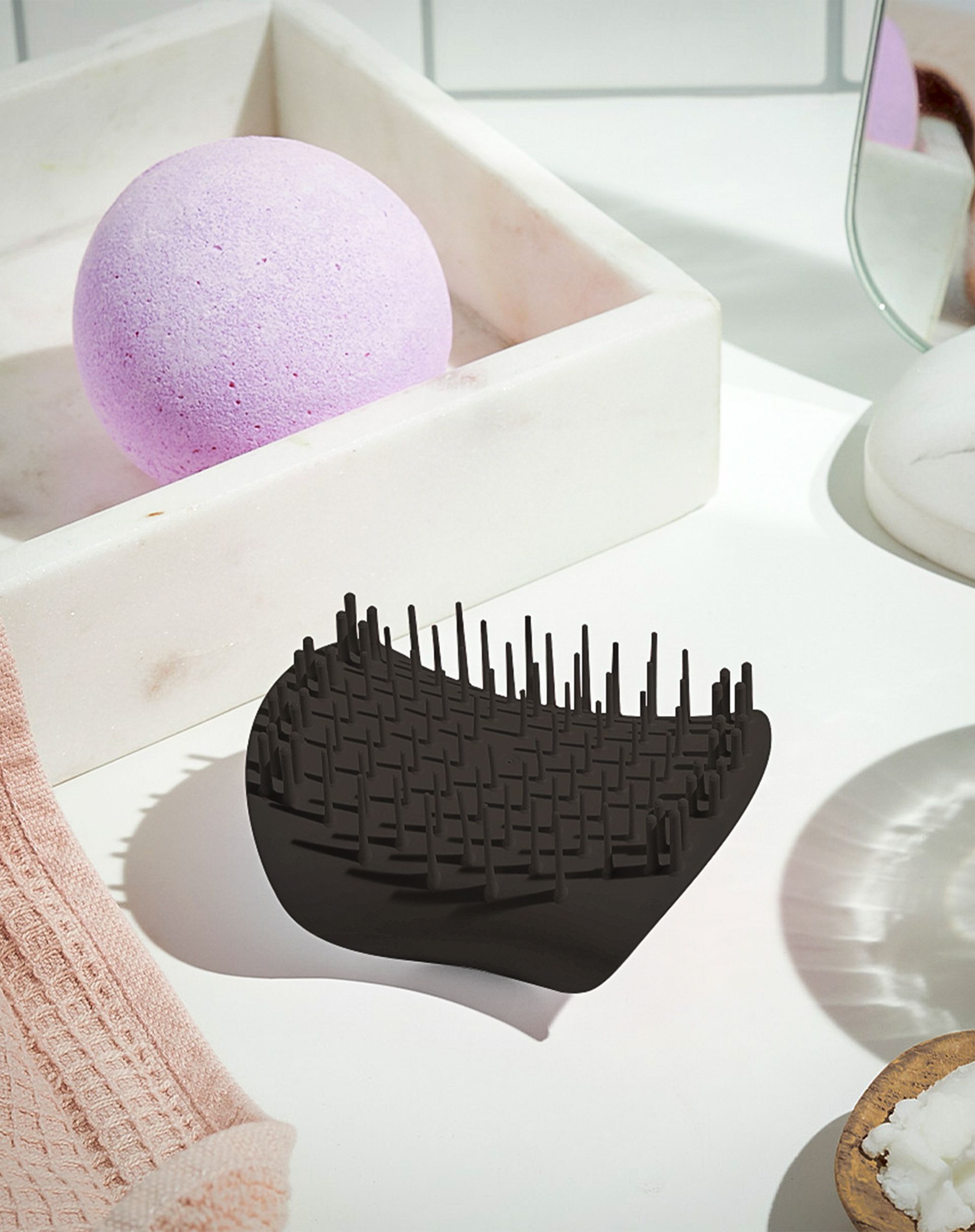 A escova perfeita para lavar os cabelos e relaxar a mente. O segredo está na inovação, Scalp Exfoliator a escova com tecnologia de cerdas patenteadas e exclusiva, recomendada pelo Congresso Internacional de Tricologia, é tudo o que você precisa para ter cabelos ainda mais saudáveis.
A Scalp Exfoliator é ideal para massagear o couro cabeludo e limpar todo o acúmulo de produtos, fazendo uma massagem relaxante e prazerosa.
Pode ser usada para espalhar tratamentos capilares, durante o banho ou simpl Tangle Teezer, Tangled, Products, Carpe Diem, Dry Hair, Scalp Scrub, Relaxer, Dandruff, Tecnologia
