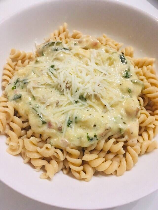 Tejszínes-krémsajtos cukkini szalonnás alappal | Szücs Zsanett receptje - Cookpad receptek Pasta Recipes, Vegan Recipes, Cooking Recipes, Classic Egg Salad Recipe, Clean Eating, Healthy Eating, Living Food, Gastro, Food Porn