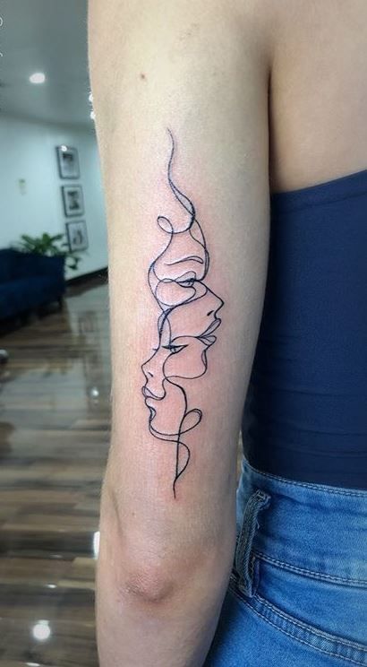 75 Unique Gemini Tattoos to Compliment Your Personality and Body - Tattoo Me Now ☠ Hello ladies & gentlemen, hope you are having a great time in your beautiful Diskrete Tattoos, Tatuajes Tattoos, Dainty Tattoos, Pretty Tattoos, Cute Tattoos, Small Tattoos, Gemini Tattoos, Gemini Tattoo Designs, Unique Tattoo Designs