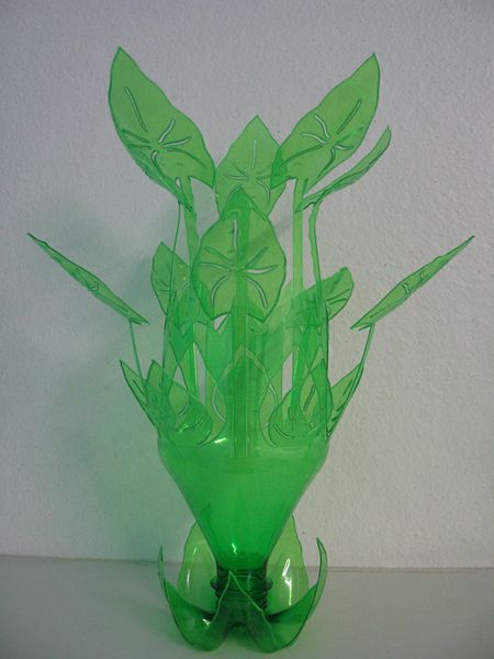 Reuse Plastic Bottles, Plastic Bottle Flowers, Plastic Bottle Crafts, Plastic Spoons, Plastic Art, Recycled Bottles, Recycled Crafts, Recycled Items, Fun Crafts
