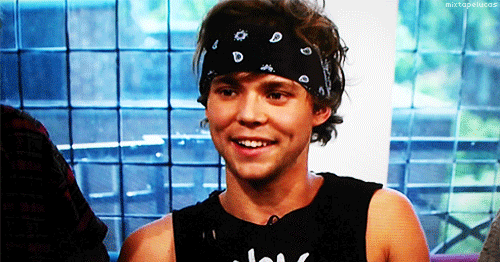 Ashton Irwin's Heart-Melting Smile GIFs For 5 Seconds of Summer Drummer's Birthday Ashton Irwin Bandana, Ashton Irwin Smile, Ashton Irwin 2014, Five Seconds Of Summer, Second Of Summer, 5 Seconds, 5sos Members, Barbecue, Aston Irwin