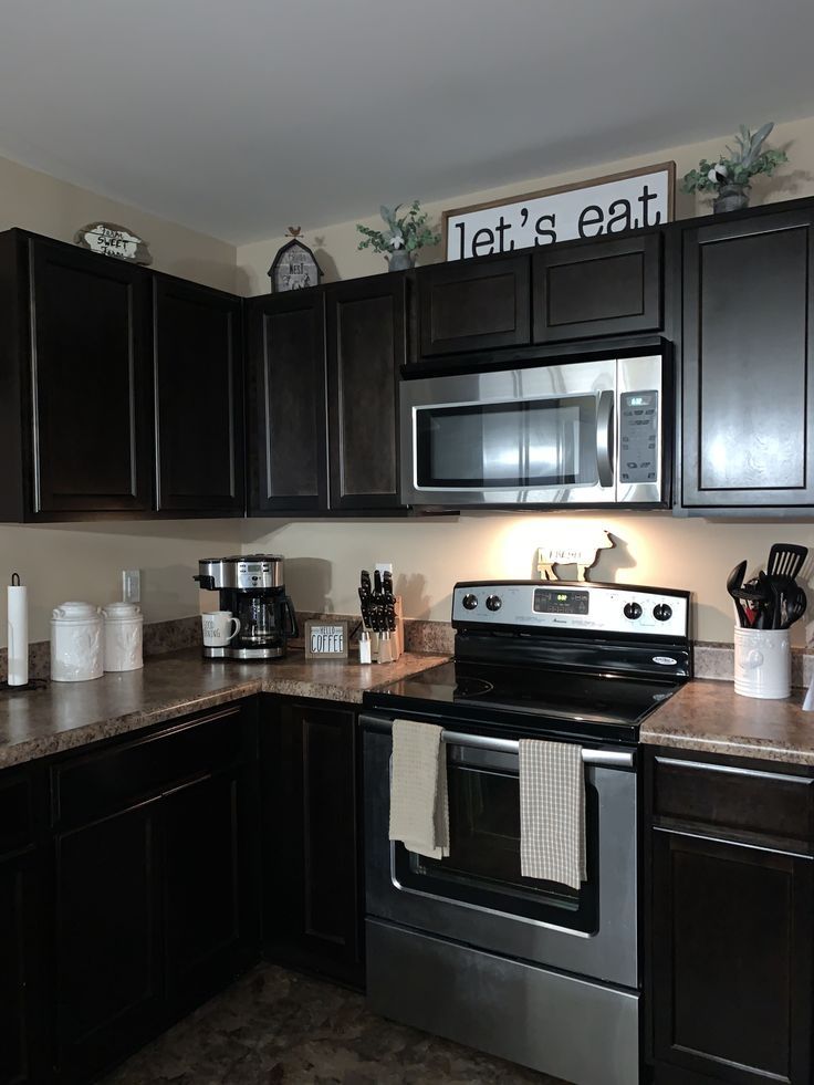 40+ Best Decorating Above Kitchen Cabinets Ideas - Home Decorating Ideas Take your decorating efforts to new heights! Stretch upward to find or create display areas above your cabinets, windows, and sinks for showcasing collections, adding storage, and bringing fresh appeal to your kitchen. Give your kitchen an easy makeover with simple DIY decor ideas for the space above your kitchen cabinets. Decorating above kitchen cabinets is in style all the way! Creating a display above your kitchen.. Kitchen Decor Apartment, Home Decor Kitchen, Country Kitchen, Home Kitchens, Kitchen Design, Kitchen Counter Decor Ideas Simple, Kitchen Above Cabinet Decor, Decorating Above Kitchen Cabinets, Small Kitchen Cabinets