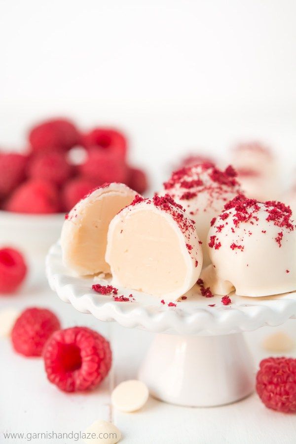 Christmas Candy to Make Ahead and Visions of Sugar Plums | 31Daily.com Truffle Recipe Christmas, Christmas Truffles, Christmas Candy Recipes, Christmas Desserts, Christmas Baking, Christmas Food, Frugal Christmas, Christmas Decorations, Dessert Truffles