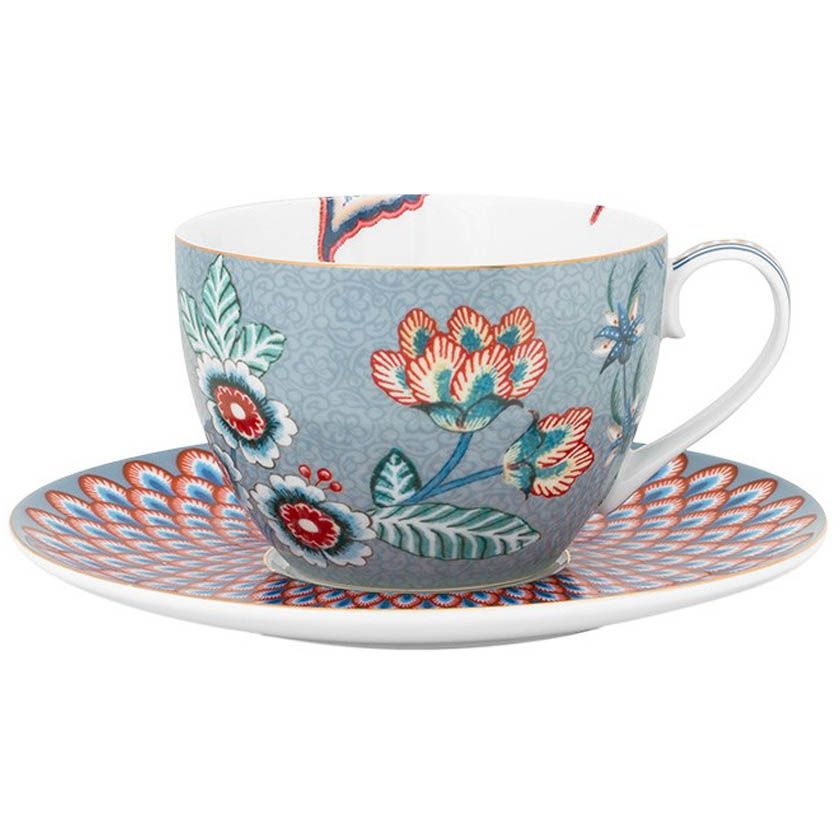 Adicione esta xícara da Flower Festival à sua coleção de porcelanas. A peça tem um fundo azul e é decorada com o elegante design Flower Festival da Pip. Este padrão floral rico apresenta uma variedade de flores de chintz vermelhas e cor-de-rosa com folhas azuis e verdes. Os ramos de flores posicionados de forma divertida com flores e folhas elaboradamente decoradas dão a este design elegante uma aparência extra luxuosa. A nossa porcelana Flower Festival fará brilhar o seu armário de louça e a s Pip Studio, Teller, Tea Cups, Tableware, Gold, Design, Products, Crockery Cabinet, Colors