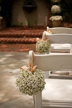 babies breath wedding bouts de bancs ou de chaises tout en gypsophile avec un ruban de satin saumon, très joli... Church Wedding Decorations, Ceremony Decorations, Wedding Centerpieces, Wedding Bouquets, Gypsophila Wedding, Tall Centerpiece, Flowers Decoration, Decor Wedding, Wedding Favors