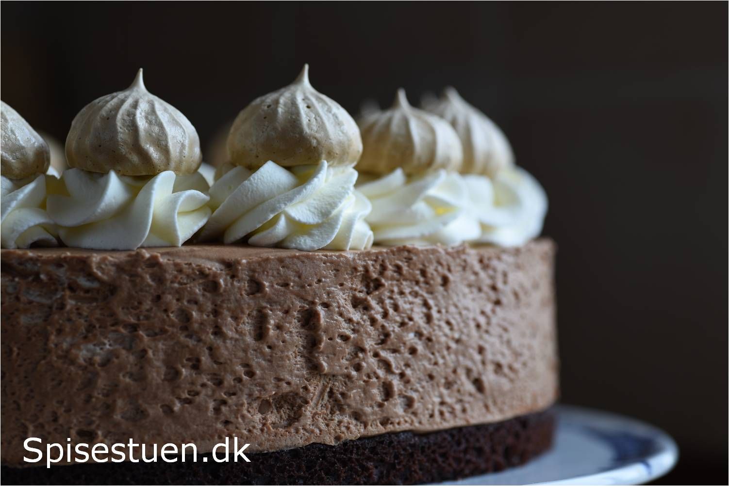 Svampet og lækker chokoladebund, luftig chokolademousse, flødeskum ...