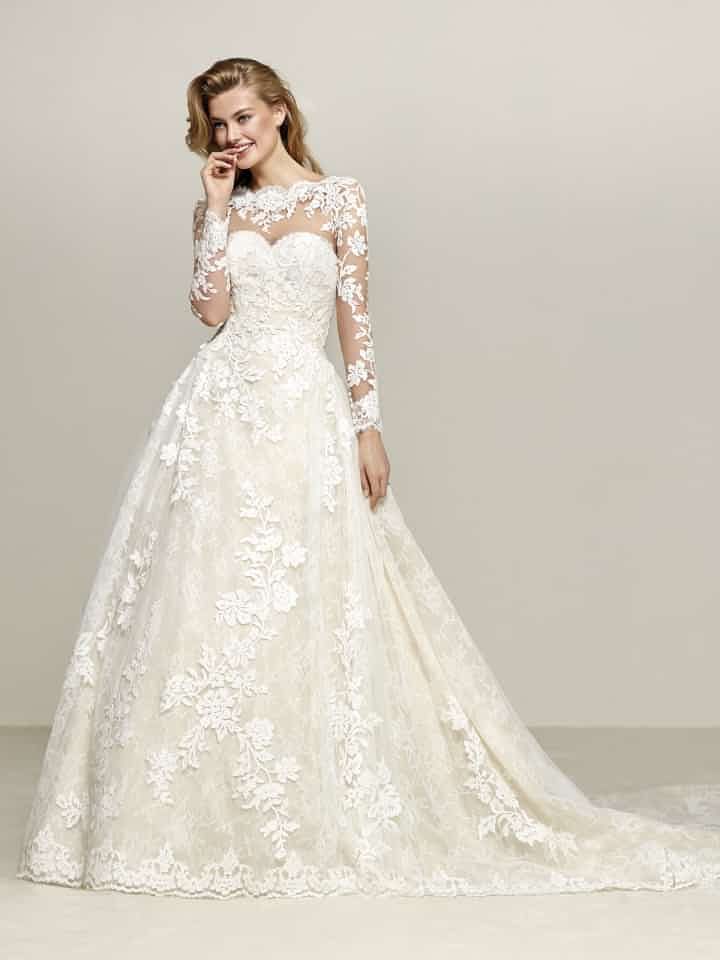 Ideales para casamientos en estaciones del año como otoño o invierno, los vestidos de novia con manga larga cada vez están más en auge entre las novias frioleras o las que apuestan por un estilo boho chic. Magical Wedding Dress, Puffy Wedding Dresses, Bridal Party Dresses, Wedding Dresses 2018, Gorgeous Wedding Dress, Princess Wedding Dresses, Wedding Dresses Romantic, Wedding Party Dresses, Bride Gowns