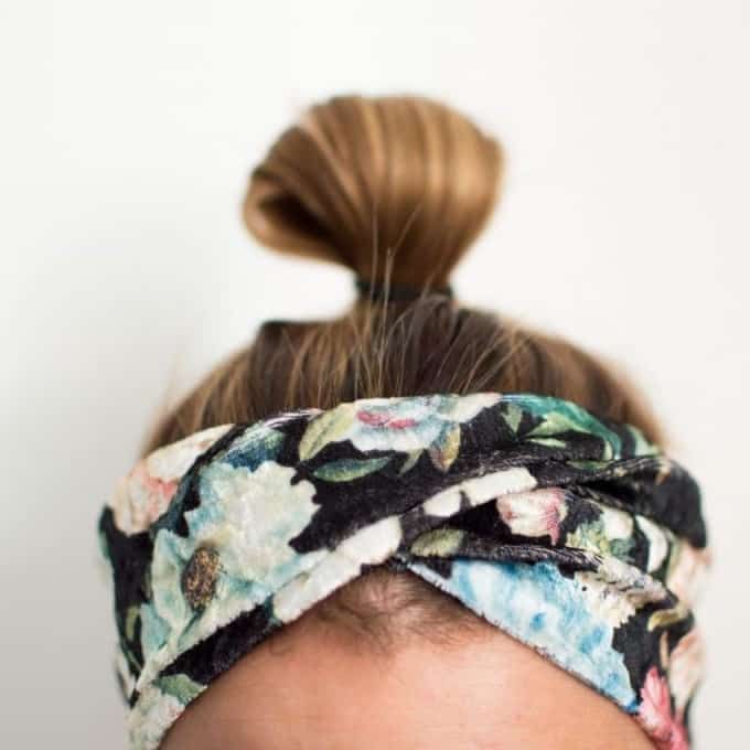 Jojolino hat für uns ein Tutorial für ein Haarband mit Drehung geschrieben. Ei...