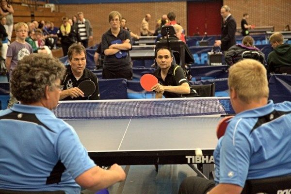 Doing speelt klasse Para NK Ping Pong Table
