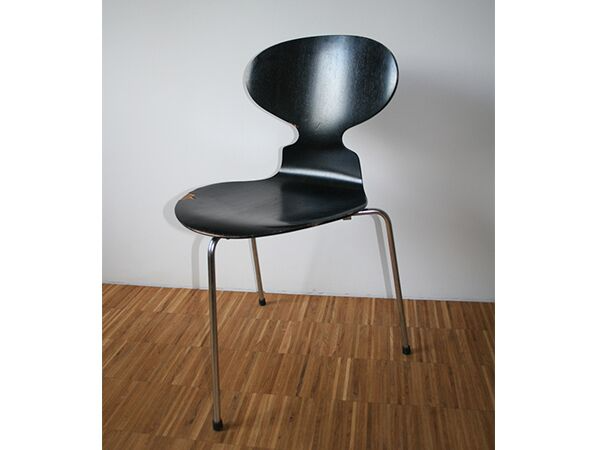 Arne Jacobsen: Modern Designer and Architect Arne Jacobsen, Jacobsen Swan Chair, Ludwig Mies Van Der Rohe, Fritz Hansen, Mid Century Modern Furniture, Furniture Design Modern, Ant Chair, Unusual Design, Design Milk
