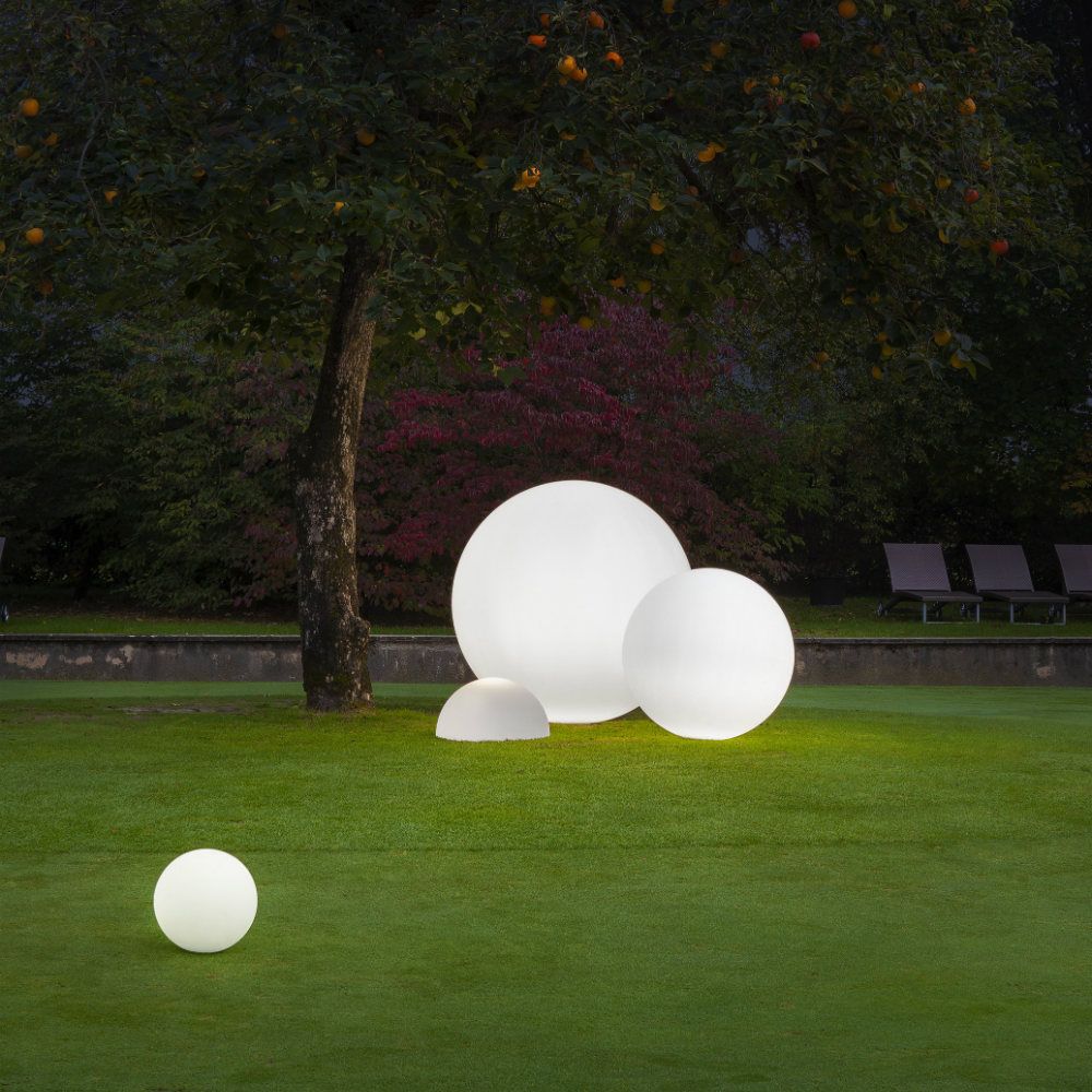 Sfera ad energia solare per illuminazione giardino ed