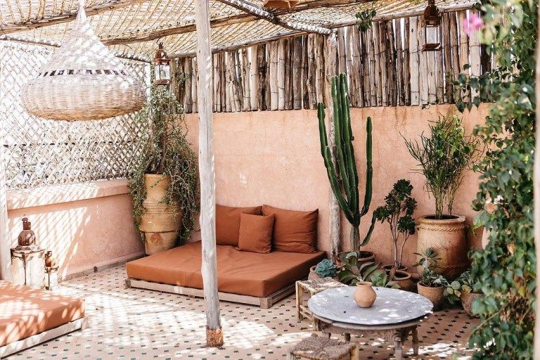 Shopping déco inspiration riad à Marrakech - Get the look : boho Moroccan home decor ideas // Hellø Blogzine blog deco & lifestyle www.hello-hello.fr #travel #morocco #maroc #riad Moroccan Outdoor Decor, Moroccan Home Decor Ideas, Moroccan Garden, Moroccan Homes, Moroccan Interiors, Moroccan Terrace, Boho Outdoor, Moroccan Rugs, Moroccan Style Living Room