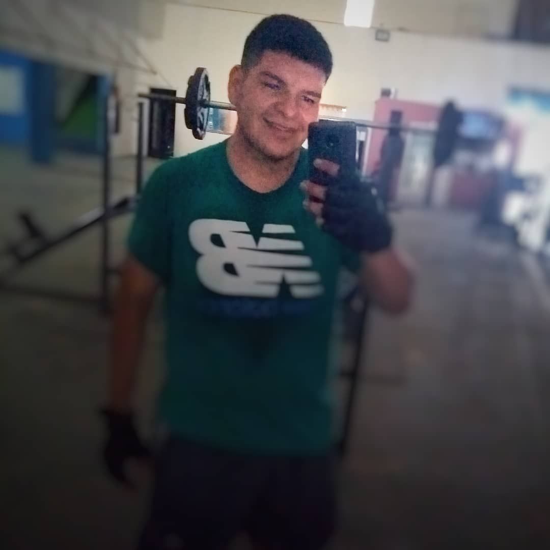 Trabajando una nueva versión de mi mismo~ #positivo #feliz #cokeboys #acuario #fitness #fit #smile...