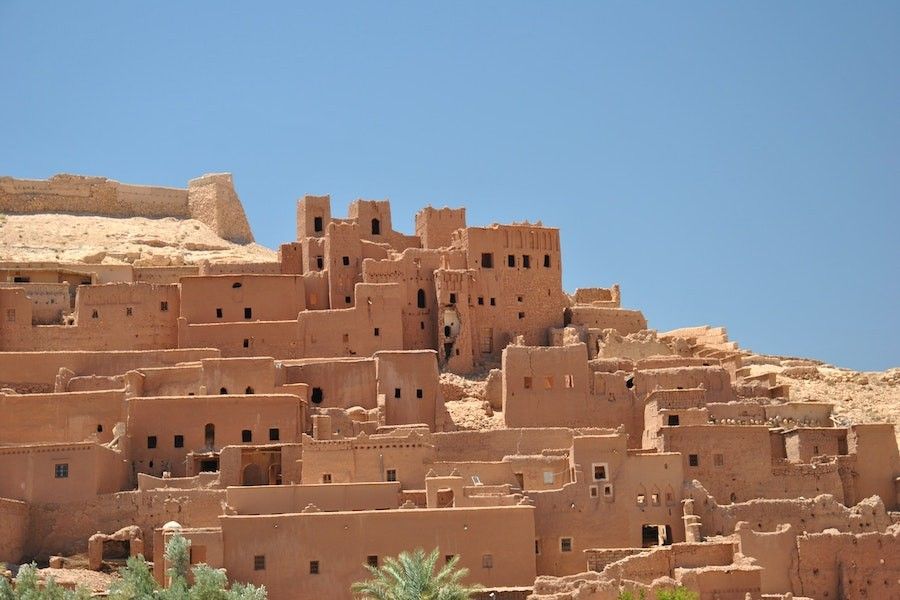 Vas a viajar a Marruecos en 7 días? Descubre tu destino sorpresa de Marruecos, viaja a lo mejor de Marruecos en 7 Días, dormir en el medio del desierto...Con esta ruta de 7 días y 6 noches al desierto de Merzouga desde Marrakech, pasaremos una espectacular velada bajo las estrellas en las inmensas dunas, descubriendo un paisaje lleno de historia, inmensos palmerales, valles, gargantas... Marrakech, Monument Valley, Natural Landmarks, Nature, Travel, Dune, Old Paris, Under The Stars, Cob Houses