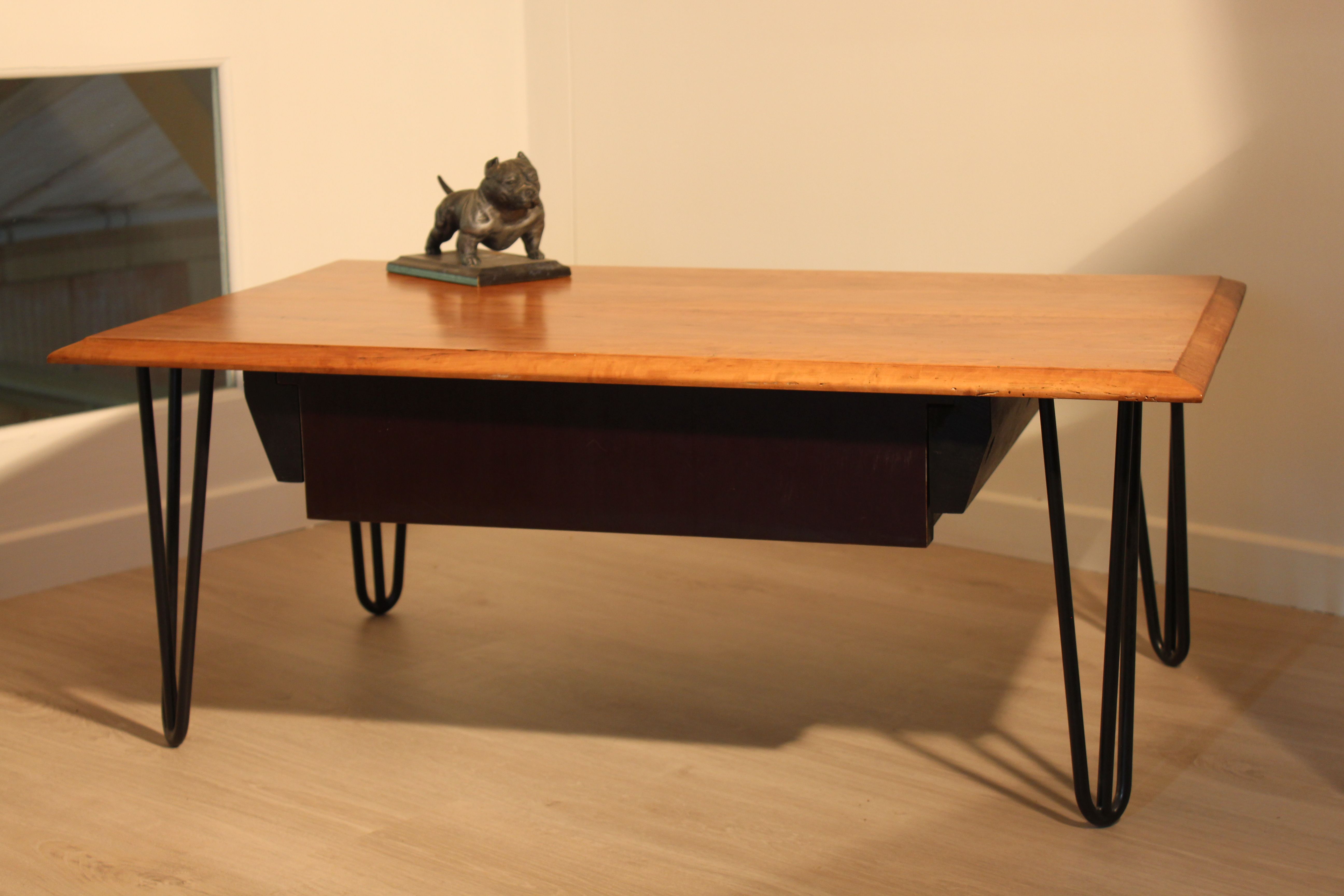 Bureau Frene Noir : Plateau en poirier d un ancien bureau piétement en épingle