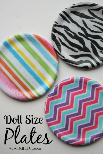 Doll size plates made with tissue paper, canning lids and Mod Podge. Easy and cute. Comida American Girl, American Girl Food, American Girl Parties, American Girl Doll House, American Girl Doll Crafts, Doll Clothes American Girl, American Doll, Barbie Diy, Crafts For Girls