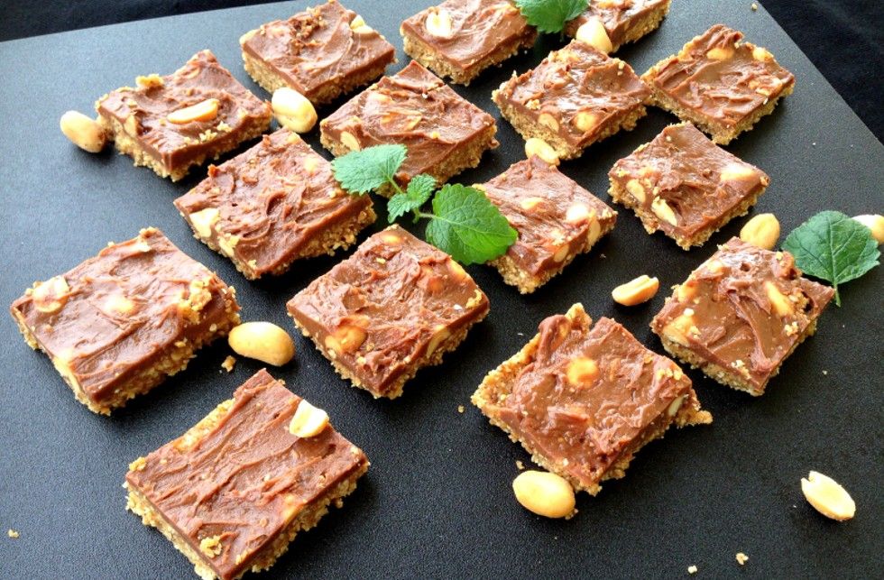 Snickersbunn 180 g salte peanøtter, 80 g havregryn 7 store, saftige dadler (140 g uten stein) 2 ss sukrin gold, eller anna søtning 2 dl vikingmelk, evt. fløte/soyafløte/laktosefri fløte 40 g (4 ss) sukrin gold 12 g smør 25 g sukkerfri, mørk sjokolade, 70% En neve peanøtter Healty Food, Healthy Snacks, Snickers, Lchf, Baking Recipes, Sugar Free, Seafood, Brownie, Gluten Free