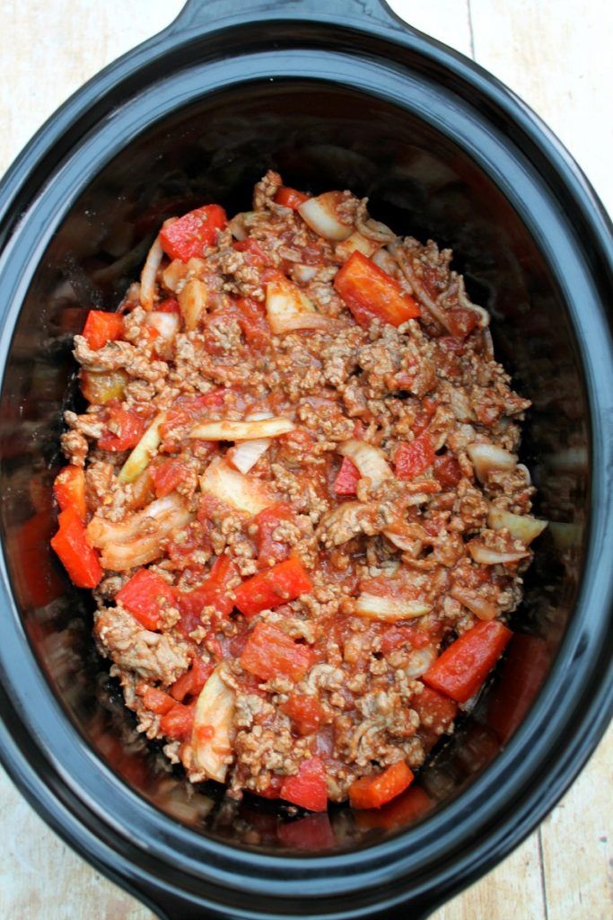 Assembling slow cooker pastitsio adding the rest of the meat sauce Pastitsio, Slow cooker