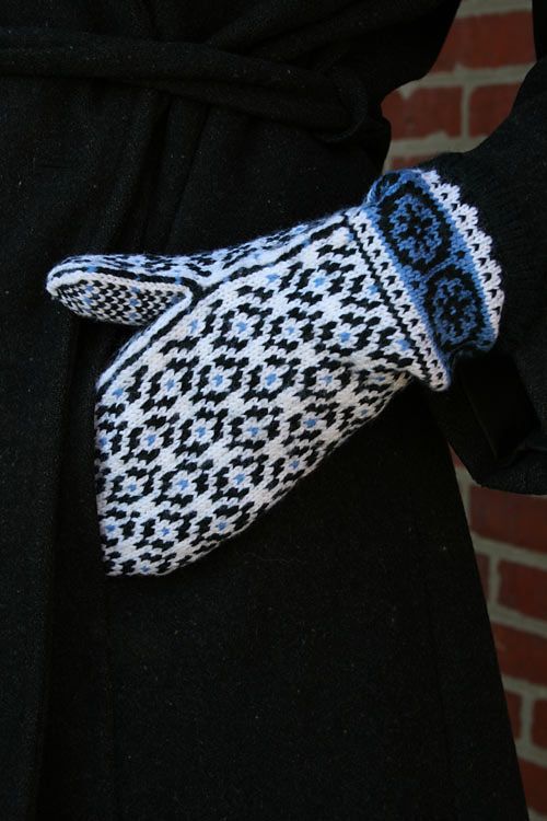 Pattern by Mary Ann Stephens Knitted Gloves Mittens, Knitted Mittens Pattern, Loom Knitting Patterns, Crochet Mittens, Fingerless Mittens, Knitting Charts, Machine Knitting, Knitting Stitches, Knitting Socks