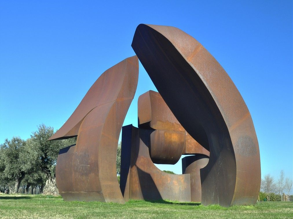 A Statue In The Parque De Juan Carlos I Rodrigo Gómez Sanz Wikipedia Beautiful Park Park Beautiful