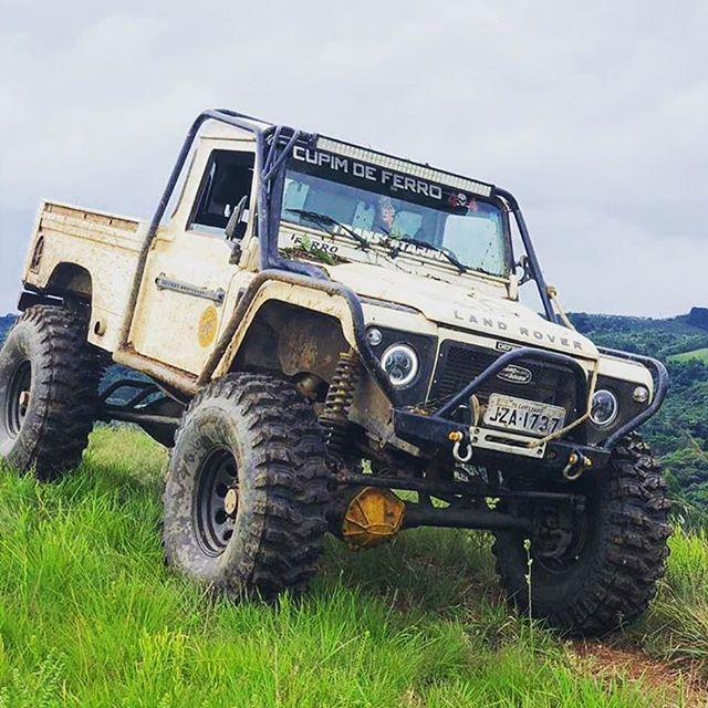 Rate this build! 1-10 Tag the owner. Follow us ---> @dailyoverland @landrover #DefenderSeries... Defender 90, Land Rover Defender, 4x4, Overlanding, Monster Trucks, Car Stuff, Samurai, Rate, Diy Ideas
