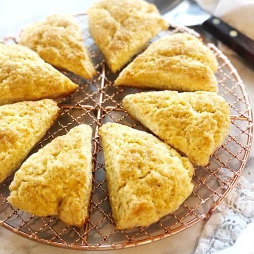 Easy Vanilla Cream Scones Cream Scones Recipe, Scones Recipe Easy, Scones Easy, Vanilla Yogurt, Vanilla Cream, Breakfast Recipes, Snack Recipes, Snacks, Scones Ingredients