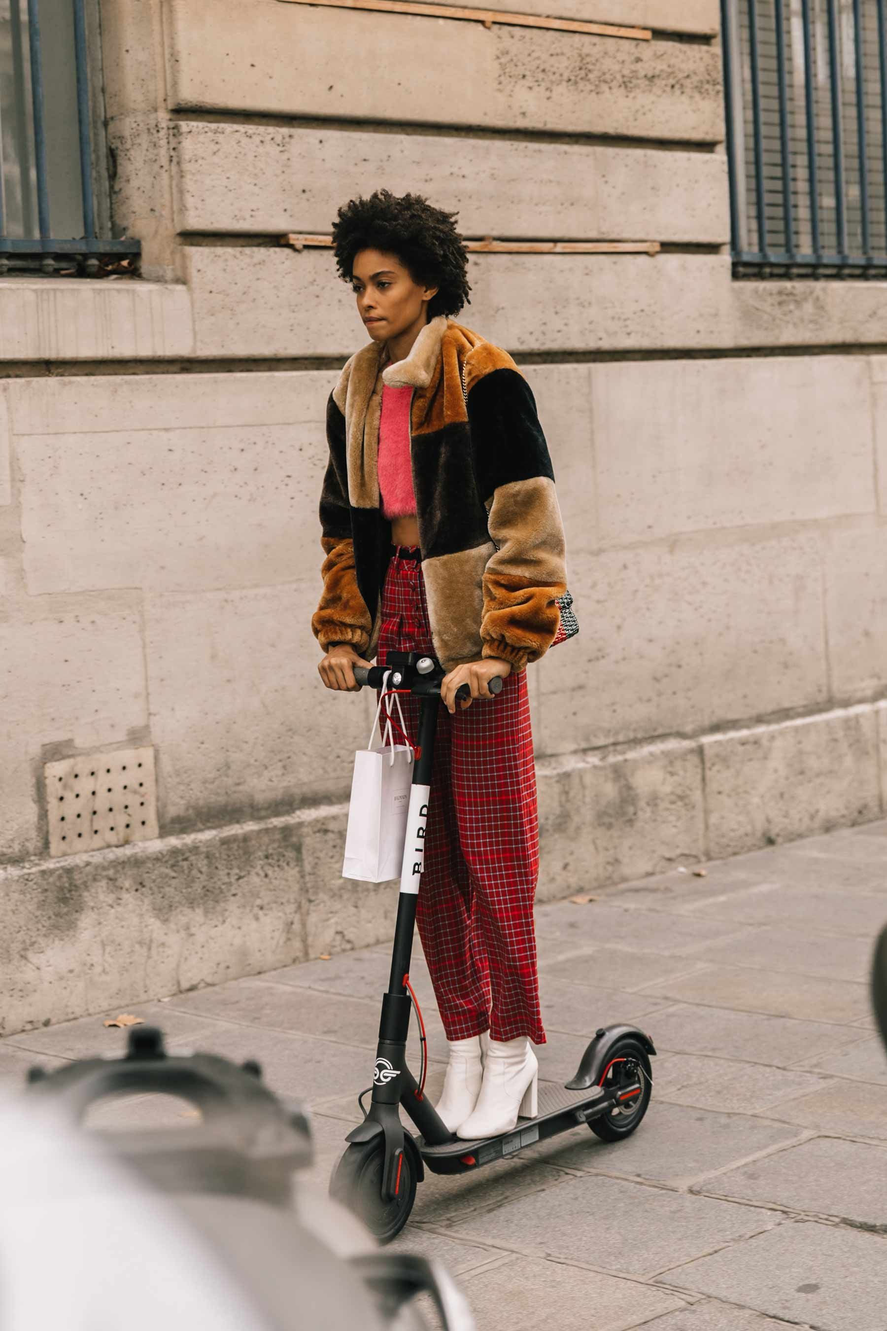 Street Style #PFW / Día 5: faldas largas, chaquetas maxi y bolsos que son un sueño. Así fue el 'street style' del quinto día de Paris Fashion Week. © Diego Anciano / @collagevintage2. Model Street Style, Street Style Outfit, Curvy Street Style, Street Chic, Street Wear, Street Style Fall Winter, Winter Style, Scandinavian Lifestyle, Autumn Fashion 2018