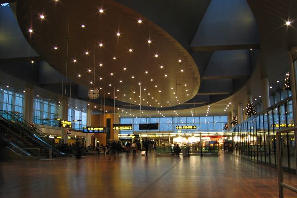 コペンハーゲン国際空港 Airport Architecture, Light Architecture, Copenhagen Airport, Kastrup, Airport Design, Fine Sand, Surface Area, Wooden Flooring, Creative Inspiration