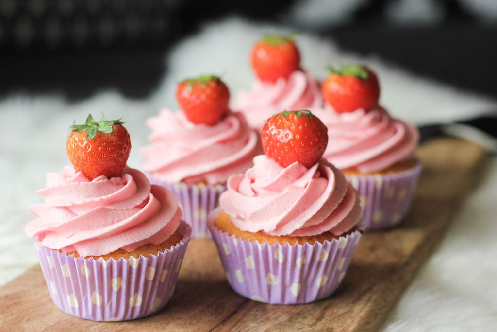 Basisrecept botercreme. Je kunt i.p.v. melk ook b.v. 3 of 4 aardbeien erdoor prakken. Bakery Desserts, No Bake Desserts, Delicious Desserts, Yummy Food, Fun Food, Cupcake Toppings, Cupcake Recipes, Fondant Cupcakes, Cupcake Cakes