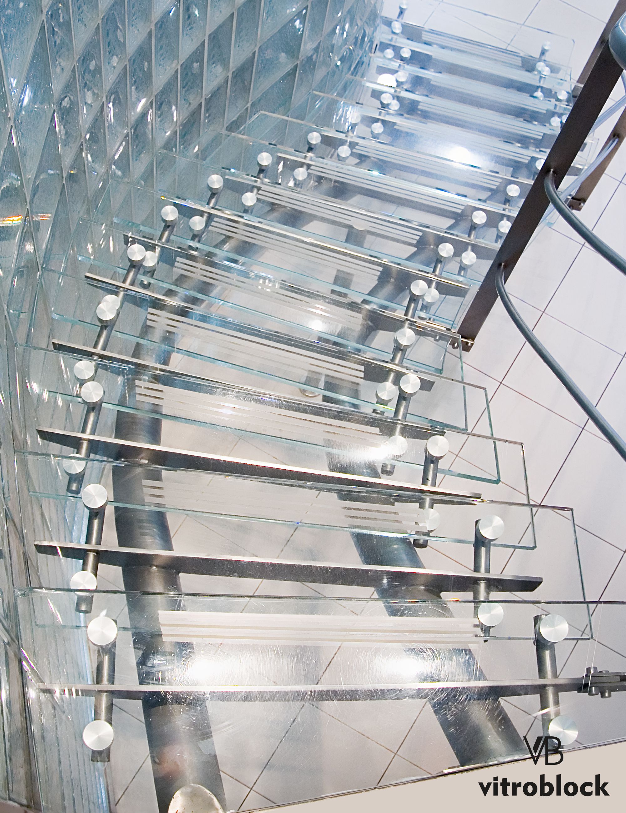 Diseño y seguridad, todo en uno con Vitroblock ~ Escaleras y Cristales de Seguridad a medida, consultanos! ¡Conoce todos nuestros productos! https://www.vitroblock.com.ar/productos.php Php, Blinds, Curtains, Home Decor, Glass Stairs, Safety, Crystals, Products, Decoration Home