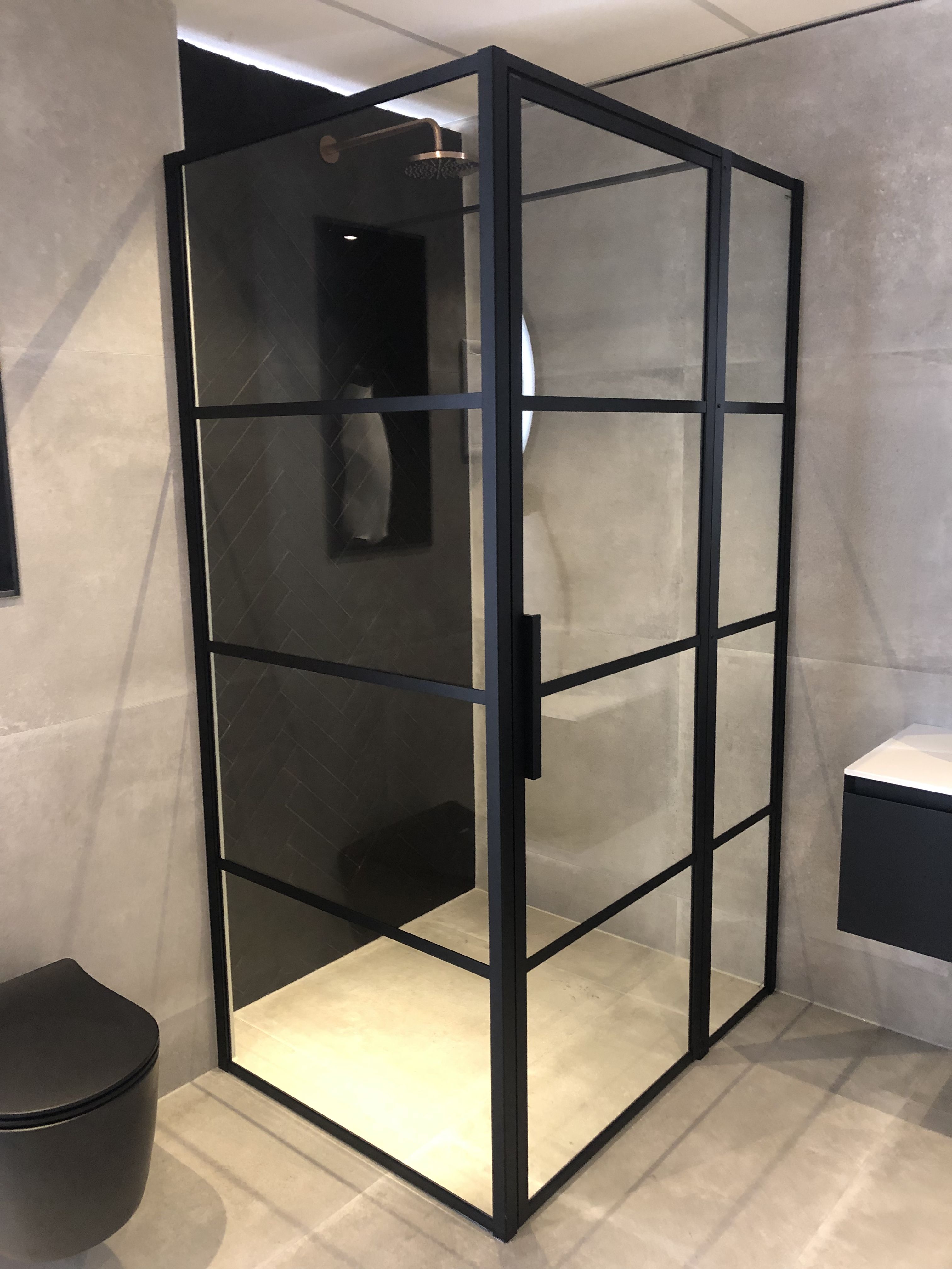 Badkamer met licht grijze tegels 75x75 en zwarte visgraat ...
