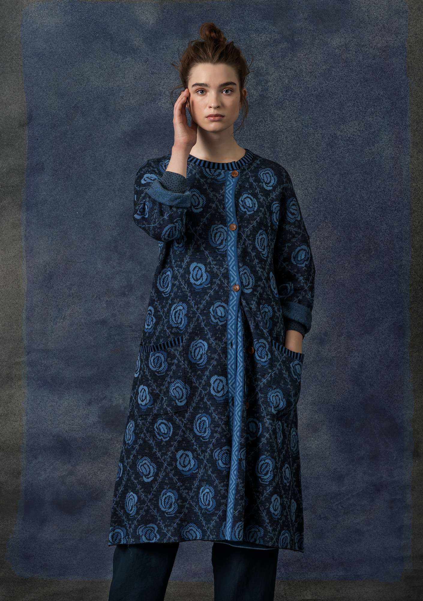 Stunning jacquard knit coat with a brocade inspired rose Stunning jacquard knit coat with a brocade inspired rose