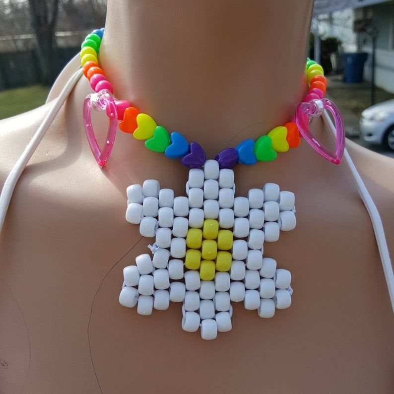 Diy Kandi Bracelets, Kandi Necklace, Kandi Patterns, Beading Patterns, Rave Kandi Ideas, Sexy Rave Outfits, Kidcore Outfits, Scene Kandi, Rubber Band Crafts