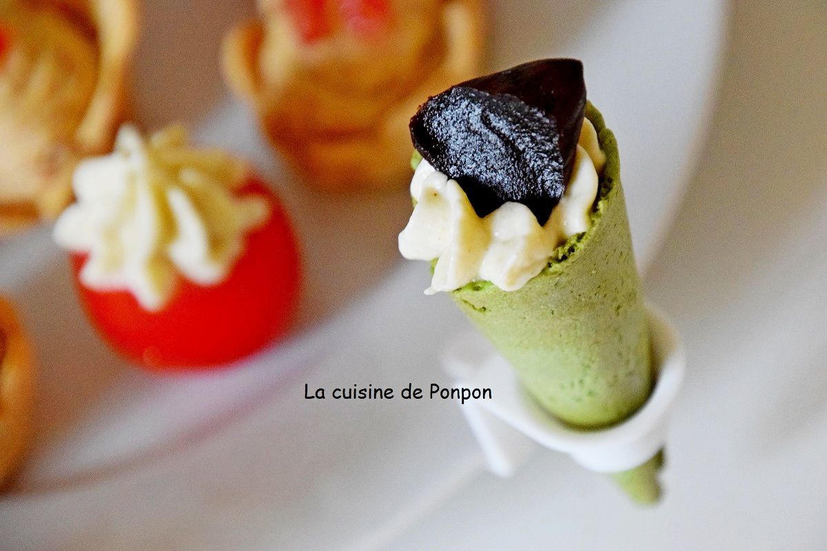 Amuse bouche cornet épinard garni de crème d'artichaut sur un fond de moutarde douce et ail noir au sommet - La cuisine de Ponpon: rapide et facile! #amusebouchefacilerapide Amuse bouche cornet épinard garni de crème d'artichaut sur un fond de moutarde douce et ail noir au sommet #amusebouchefacile