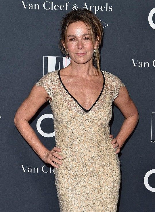 Na svůj věk vypadá Jennifer Grey skvěle, co říkáte? Jennifer Grey, Sleeveless Formal Dress, Formal Dresses, Cocktail Dress, Fashion, Dresses For Formal, Moda, Formal Gowns, Fashion Styles
