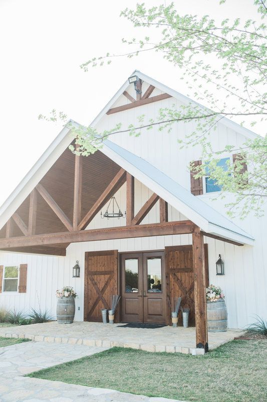 Farmhouse Style Wedding Inspiration at Five Oaks Farm, wedding barn in Cleburne Texas #polebarnhomes