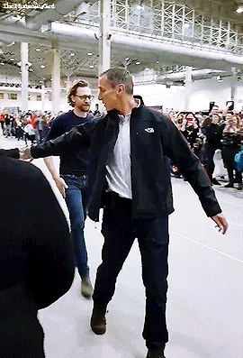 tom hiddleston arriving on