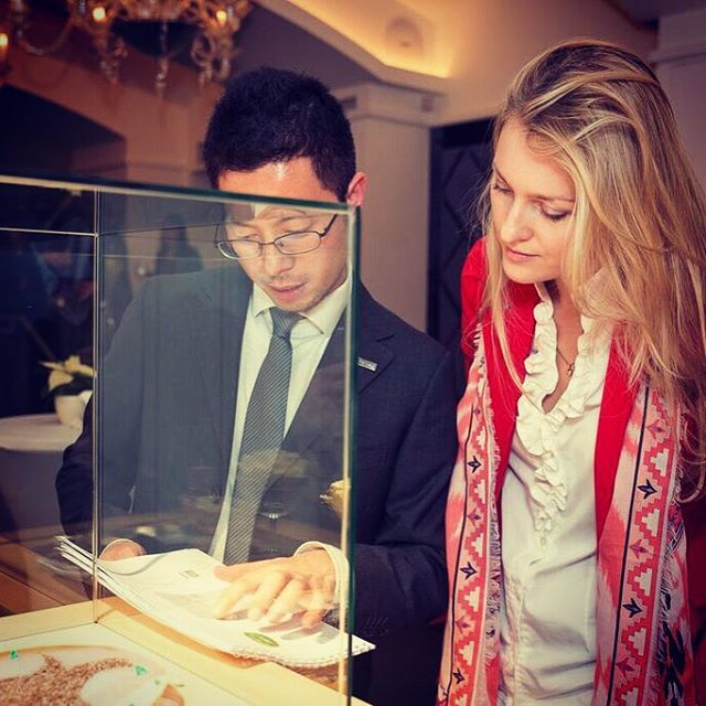 #Vicore #emerald #gem #gemstone #jewel #champagne #event #show #smaragd #green #colombia #art #jewelry #investment #auction #gems #vienna #2015 #kempinski #henrilou #bar #client Emerald Gem, Gem Diamonds, Kemp, Vienna, Champagne, Auction, Events, Jewels, Bar