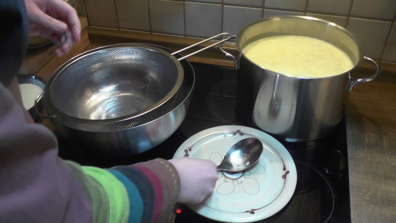 Wie Schwer Ist 1 Liter Milch Selber Weißen Käs (Quark) aus Rohmilch herstellen Selbstg