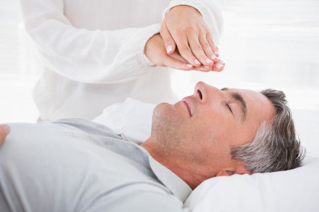 Therapist working with man Premium Photo Reiki Master, Chakras, Pranic Healing, Clermont Ferrand, Photo Editing Software, Therapist, Free Photos, Physique, Photoshop