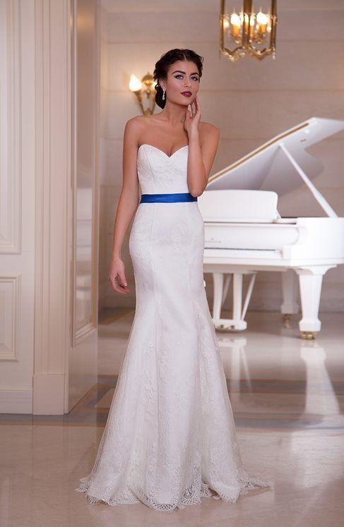 alegria-vestido de novia sencillo y elegante con chal de encaje