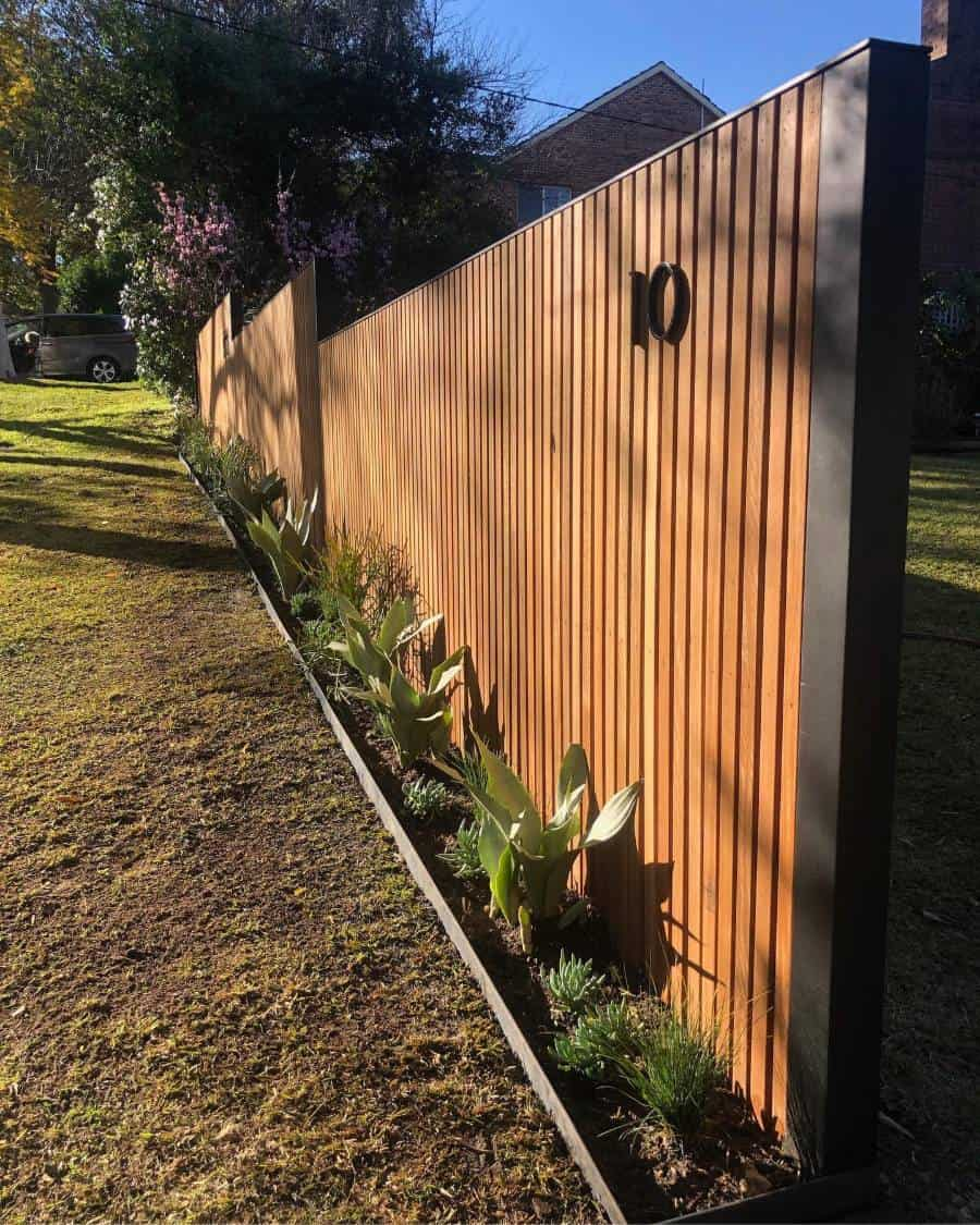 The 80 Best Wood Fence Ideas - Landscaping Inspiration - Next Luxury Modern Wood Fence, Modern Fence Design, Rustic Fence, Modern Gates, Wood Privacy Fence, Privacy Fence Designs, Wood Fences, Timber Fencing, Front Fence