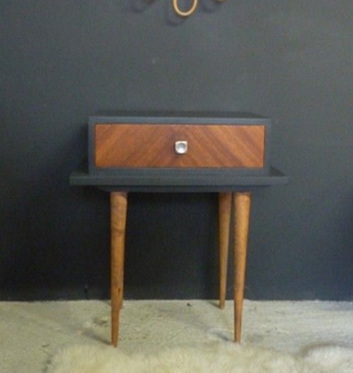 Table de chevet vintage relookée dans un gris tellement intense - peindre table de chevet Table de chevet vintage relookée dans un gris tellement intense - peindre table de chevet